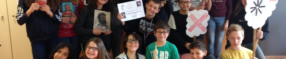 Les élèves de 6e2 posent fièrement avec leur récompense.